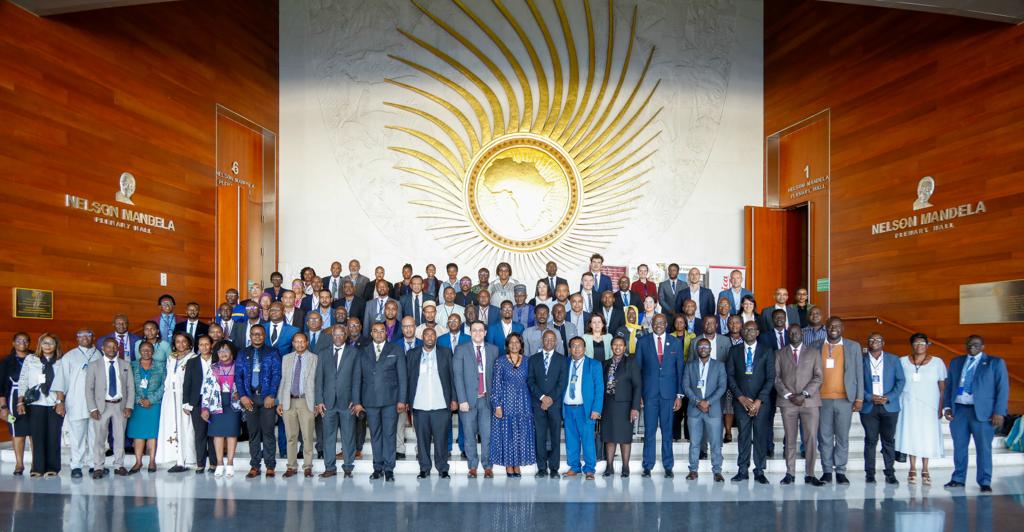 #DigitalTransformation high on the agenda as experts gather at the #AU HQs to discuss the future of #ICT & Communication in Africa. Their report will guide #Ministerial deliberations on 23NOV on strategies to optimize opportunities & mitigate risks in a fast changing digital envt