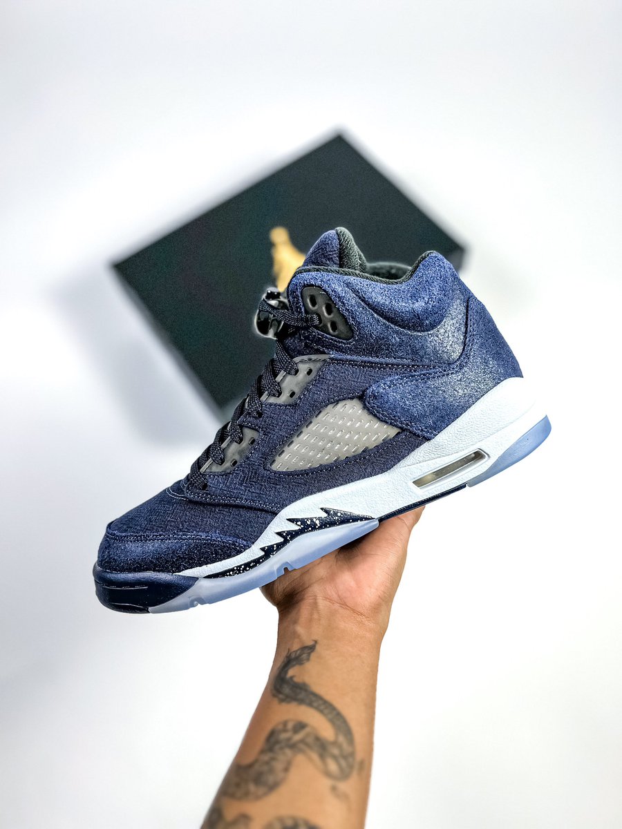 brttniann's tweet image. #MAILCALL 📫

Air Jordan 5 Retro SE ‘Midnight Navy’ 🥶

I love the mixture of suede and canvas on these! Definitely a nice pair to add to my 5s collection 😍

📸: Me

#atmoscollectorsclub #jordan5 #kicks #KOTD #nike #PhotographyIsArt #SNKRS #yoursneakersaredope 🥶