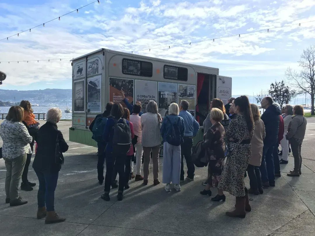 Moaña, domingo 19 novembro. Visitas guiadas ao CINEMÓBIL3 ao carón mesmo  do cinema en Moaña que xestionaba José Gil entre 1918 e 1922, todos os sábados. "Era un local alugado, un chamizo, ao final do peirao. Alí estaba a taberna onde xantabamos os sábados que botábamos o cine".