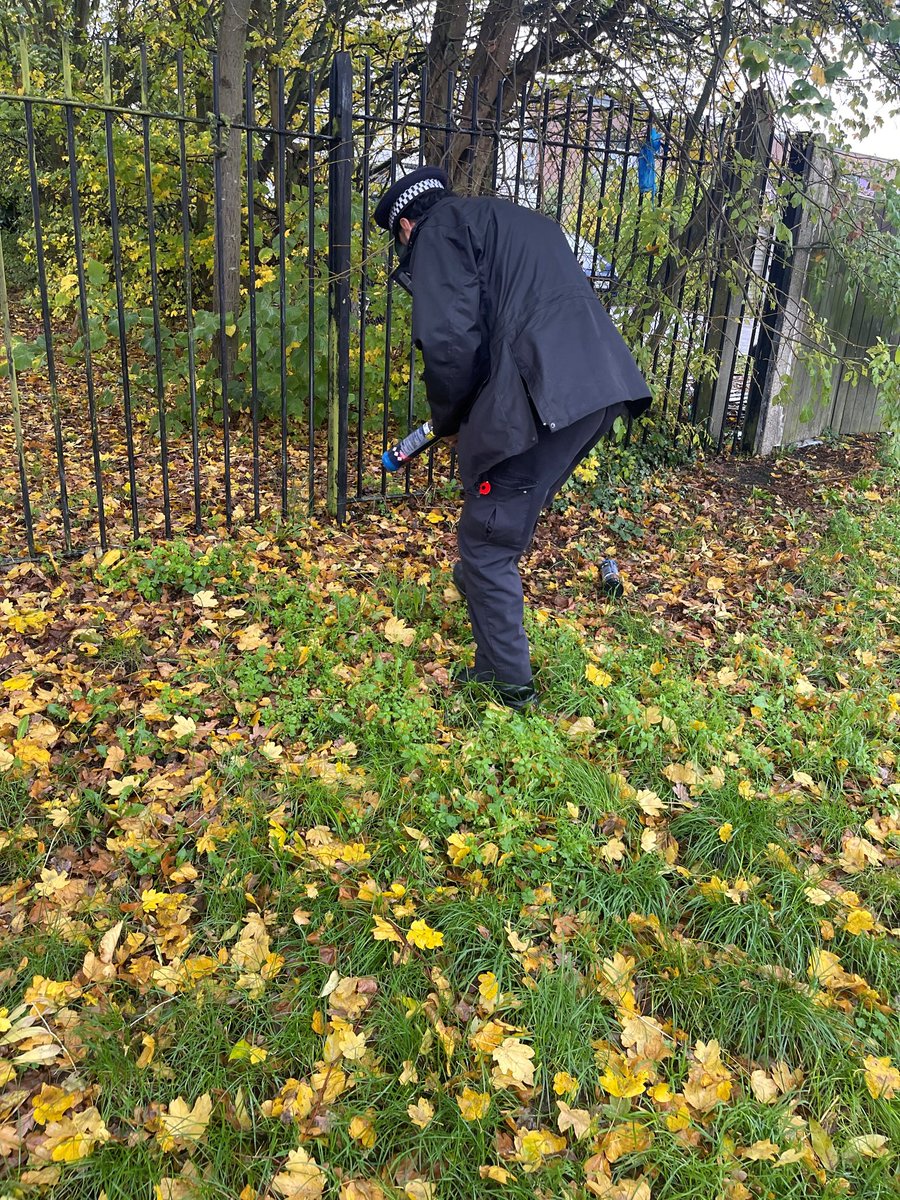 Officers while on patrol Dorchester school engaging about road awareness/safety spotted Nitrous oxide canisters/Laughing gas just next to school
Warning if someone takes too much they risk falling unconscious and/or suffocating from the lack of oxygen <a href="/MPSSutton/">South Area - Sutton MPS</a> #MyLocalMet