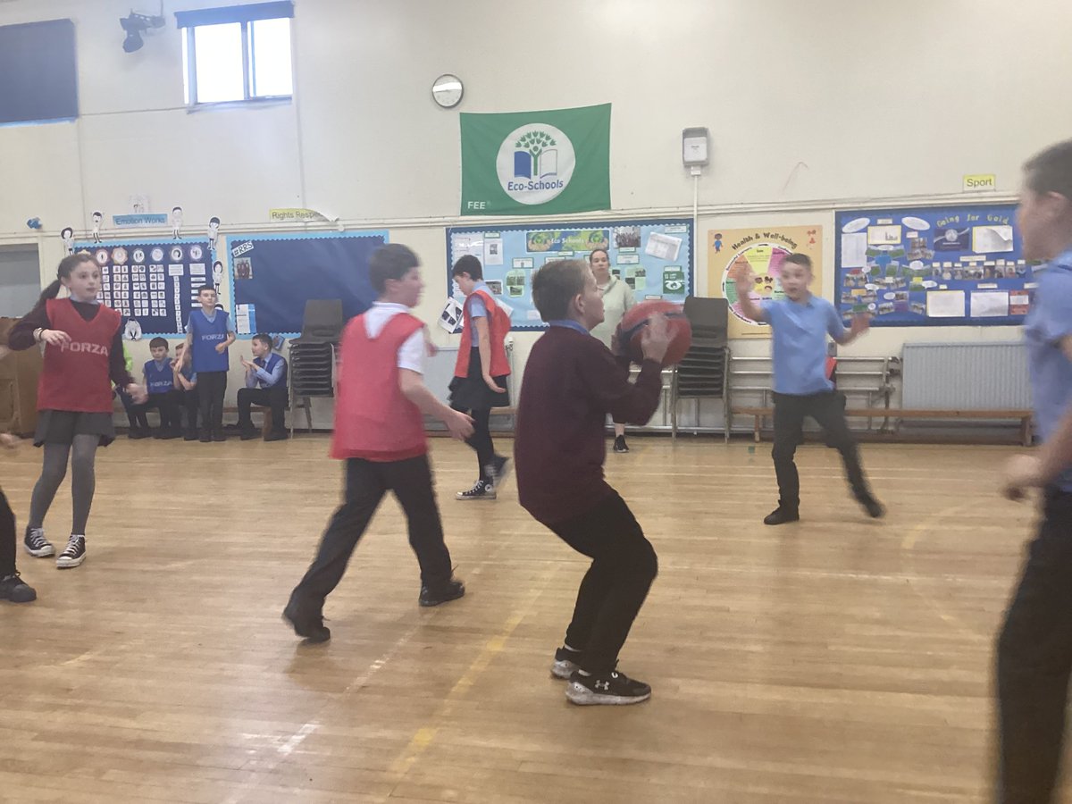 KeirHardieMem's tweet photo. Today was the last week of our P6-P7 Basketball Club. Well done to everyone who attended and developed their skills in passing, dribbling and game play. Thank you to Emma from @NLTitans @NLTitansEH who delivered this lunchtime club.  @NLActiveSchools @NLASC_Lauren @sportscotland https://t.co/yAWXlLpECh
