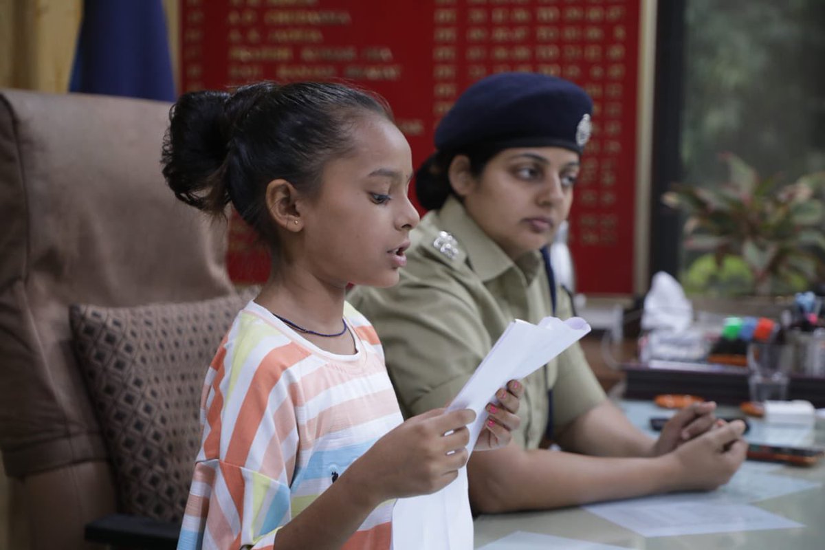 MoiraDawa's tweet photo. On World Children’s Day UNICEF is making space for children to raise their voices on the issues that matter to them. 

Children in #Gujarat handed over their ‘Hopes &amp; Dreams for a Brighter Tomorrow’ Manifesto to the Deputy Commissioner of Police Ms @DrLavina_IPS today! https://t.co/6MfVJG6ByC