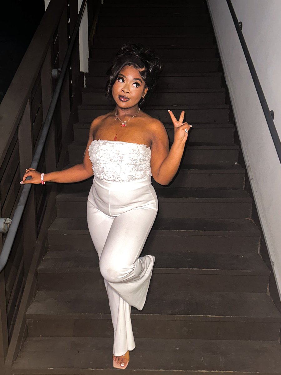 BKRTigga's tweet photo. how to wear white after labor day: https://t.co/ZxJvviTWlK