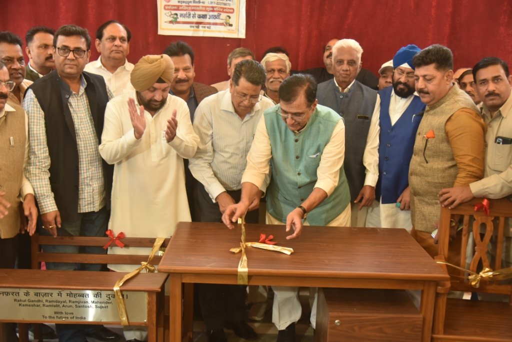 ArvinderLovely's tweet image. आज @RahulGandhi जी व अन्य कारीगरों द्वारा निर्मित बेंचेज को प्रमिला बाई चव्हाण मूक बधिर स्कूल में भेंट किया गया|| 
@RahulGandhi जी द्वारा नफरत के बाजार में मोहब्बत की दुकान खोलने के पैगाम का इन बच्चों से अच्छा कोई ब्रांड एंबेसडर नहीं हो सकता||
आज के कार्यक्रम में श्री…