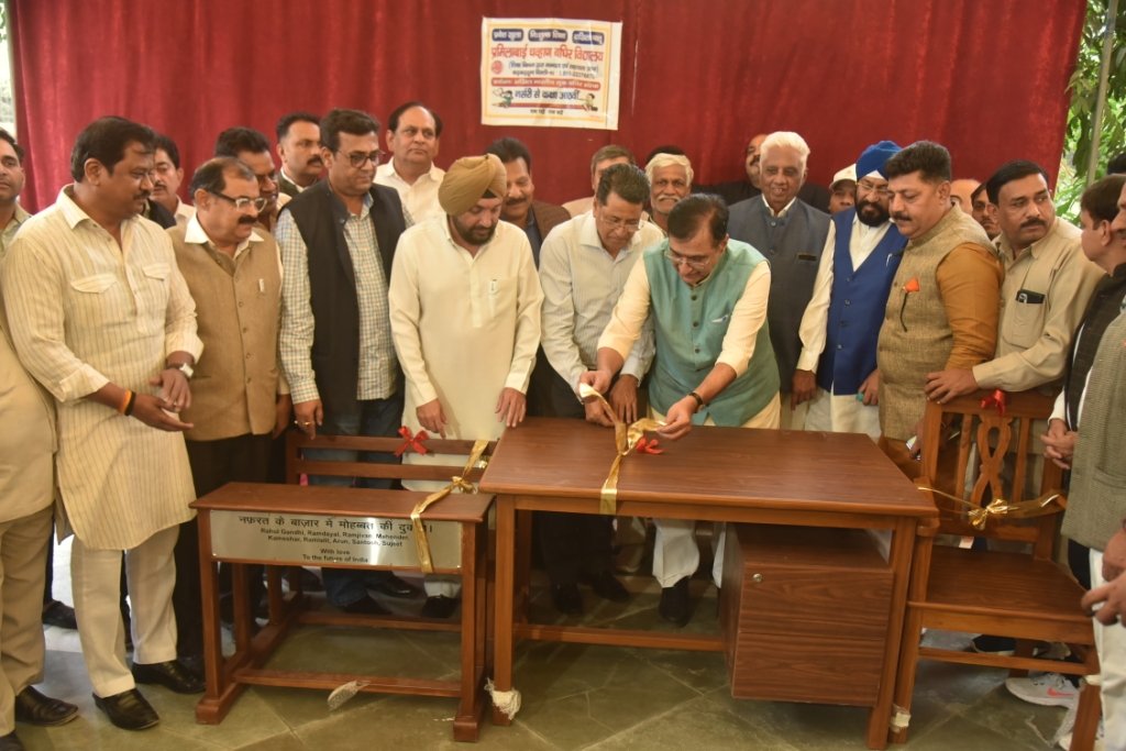 ArvinderLovely's tweet image. आज @RahulGandhi जी व अन्य कारीगरों द्वारा निर्मित बेंचेज को प्रमिला बाई चव्हाण मूक बधिर स्कूल में भेंट किया गया|| 
@RahulGandhi जी द्वारा नफरत के बाजार में मोहब्बत की दुकान खोलने के पैगाम का इन बच्चों से अच्छा कोई ब्रांड एंबेसडर नहीं हो सकता||
आज के कार्यक्रम में श्री…