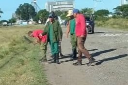 Com_Propes's tweet photo. En la UEB Alisur, de la.#Empresa Propes  hoy se amanece con el machete en  la mano ,en  ardua  jornada de limpieza y embellecimiento de la entrada y  áreas de la fábrica.
#Propres x Cuba. https://t.co/EtAkplnBZ8