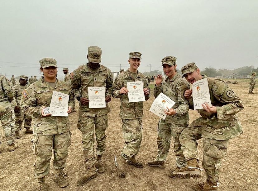 #MotivationMonday Congrats to all the #BRTough Troopers who earned their spurs last week! Way to stay physically and mentally strong. We’re extremely proud of each of you!! AI-EE-YAH!!! #BraveRifles @iii_corps @1stCavalryDiv