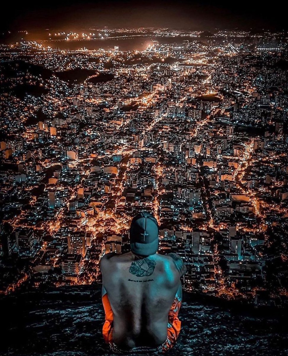 🚨VEJA: Essa é a vista noturna do Pico Perdido, no Grajaú, Zona Norte do Rio de Janeiro.