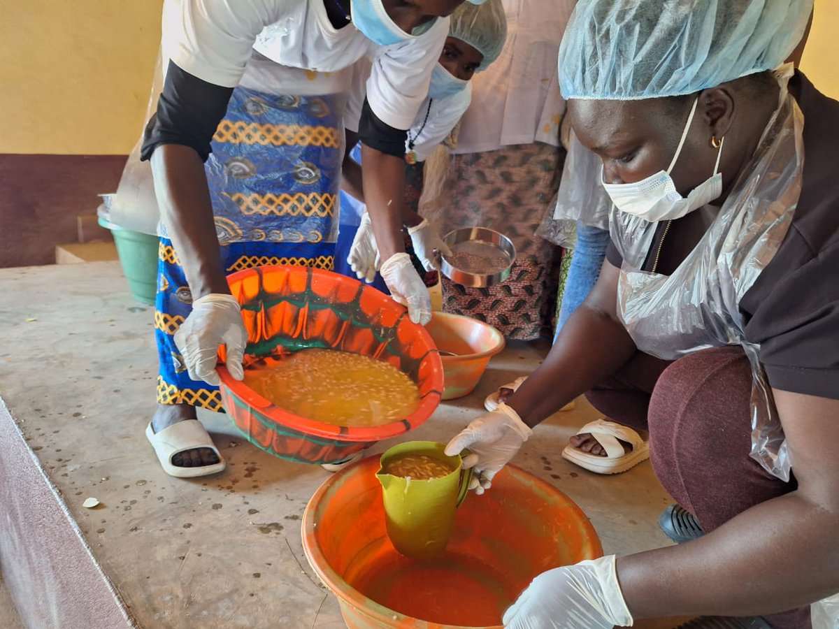Jamilafondation's tweet photo. Week 4 of the #RioTintoSimFer-sponsored SPI-TGC project: Empowering beneficiaries to produce orange juice. Many are inspired to start their own juice companies, combating poverty and boosting youth employment. #SPI_TGC #JamilaFoundation #WomenEmpowerment  @Presidence_gn https://t.co/A9xwXL3GI3