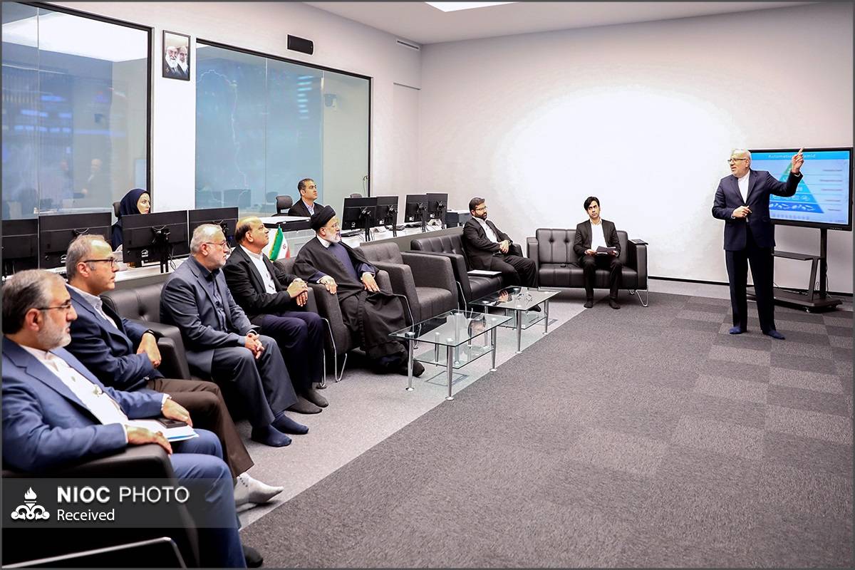 💠 بازدید رئیس‌جمهوری از مركز مانیتورینگ شركت ملی نفت ایران/ قابلیت‌های مركز تحلیل داده نفت تشریح شد
🔸سید ابراهیم رئیسی، رئیس جمهوری صبح امروز به همراه‌ وزیر نفت و مدیرعامل شرکت ملی نفت ایران از مرکز مانیتورینگ و تحلیل داده این شرکت بازدید کرد.