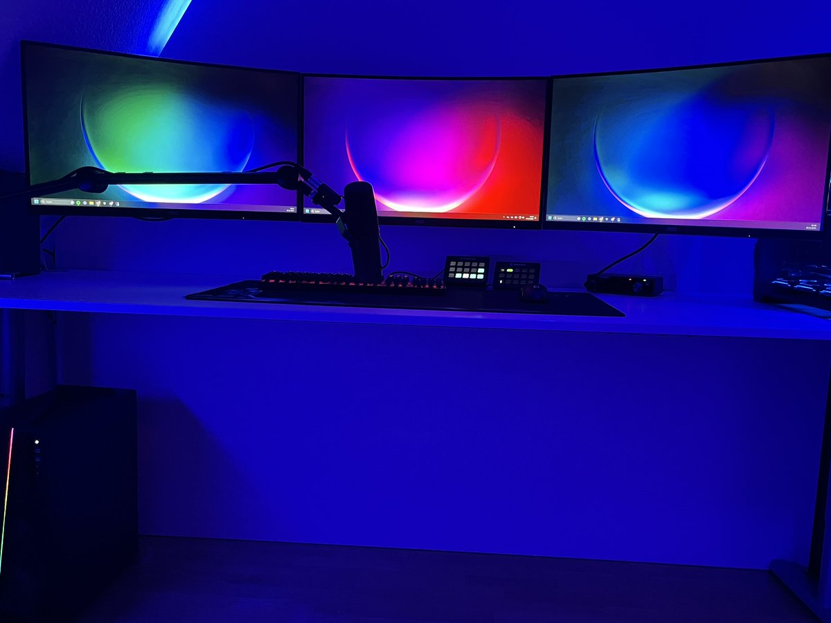 Jan4828's tweet photo. @HeyStani #StanSetup Hat sich über die Jahre so ergeben :P Ziehe nur nächstes Jahr aus und da ist dann die Custom Rückwand und so für den Arsch https://t.co/qdpSESbup4