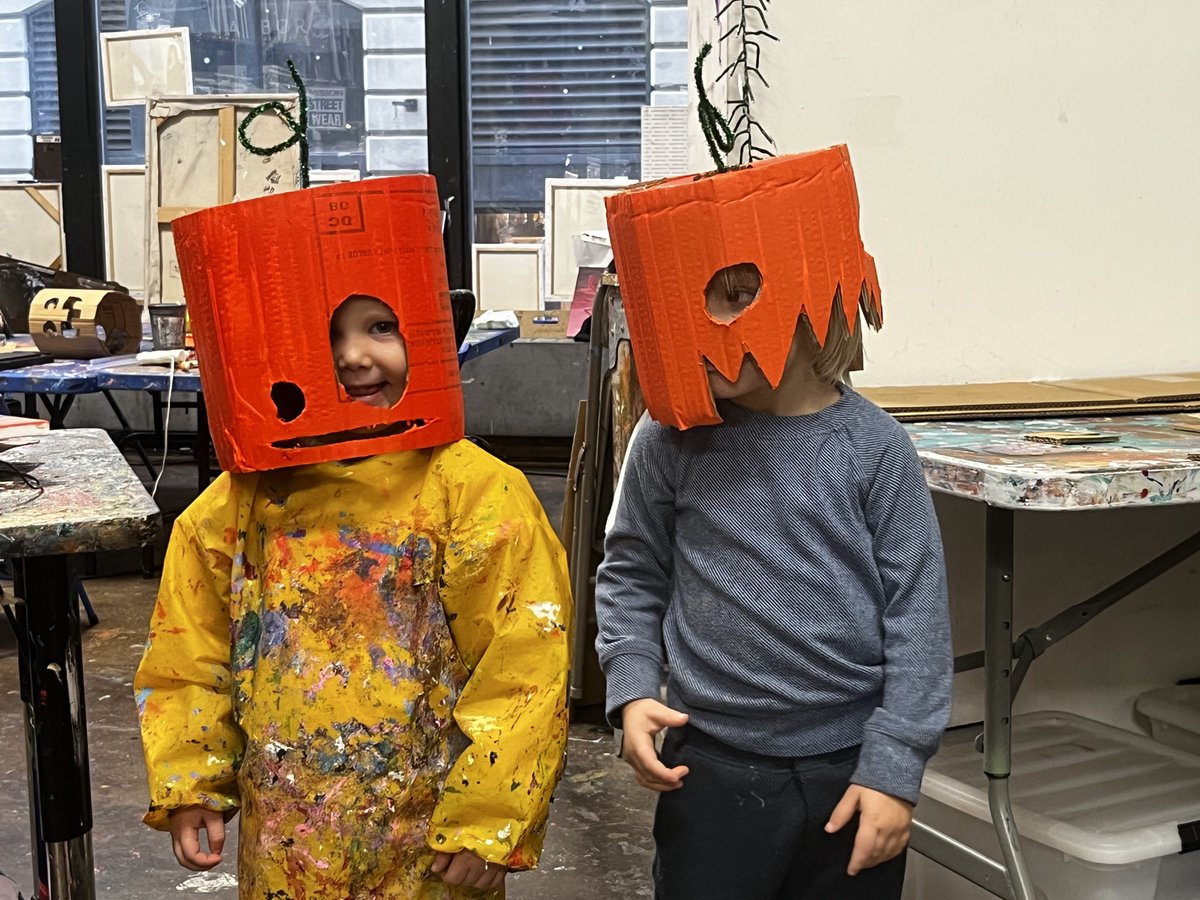 Making Masks with our kids!
#HolidayFun #KidsArt #MixedmediaFun
creativelywildartstudio.com/kids-fall-art-…

#CreativelyWild #ArtStudio #DUMBOBrooklyn #BrooklynArtClassesforKids #AfterSchoolArtClasses #afterschoolDUMBO