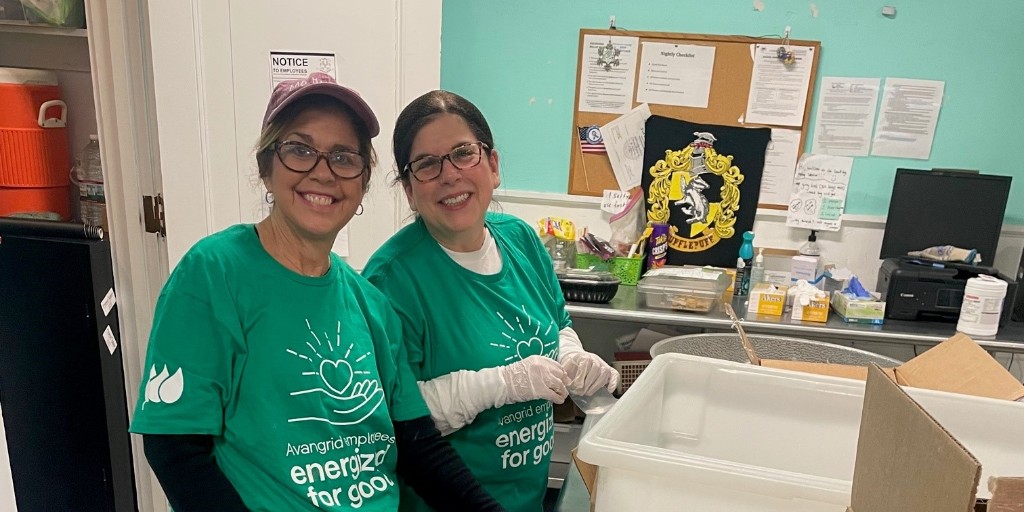 UnitedIllum's tweet photo. It's Thanksgiving week, which means our community partners who serve food to those in need are busier than ever. Our team is glad to help out! Last week, #teamUI volunteered at Downtown Evening Soup Kitchen in New Haven to sort and give out food. https://t.co/sRbMflFP4N