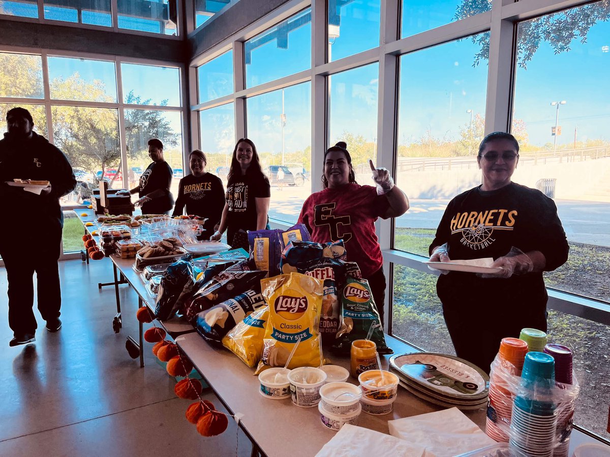 _ECBBasketball's tweet photo. Huge shoutout to our parents for feeding our student athletes after their game today! #Thankful #ECFamily
@ECISDtweets @ArriolaSuzette https://t.co/kPCywkqvqy