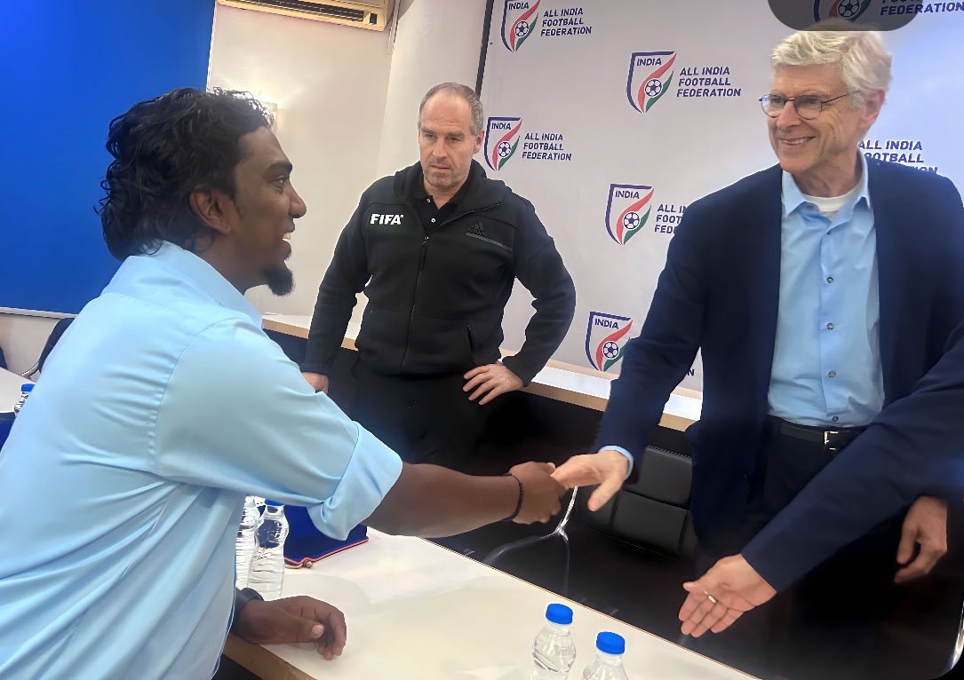 To achieve Great things You first have to believe it. ~AW~ It’s was my dream to meet boss I Thank God for creating this opportunity to meet him. You are Our God Father. One ARSÈNE WENGER. 🔴⚪️ <a href="/Arsenal/">Arsenal</a>