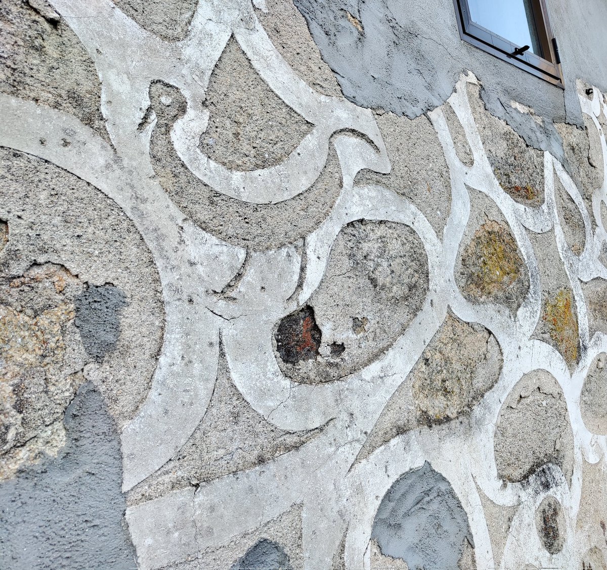 Inesperado esgrafiado co que me encontrei hoxe na Coruxeira, San Vitoiro, Allariz. <a href="/apatrigal/">Asociación para a defensa do Patrimonio Galego</a> <a href="/marsoteloenred/">Mar López Sotelo</a>