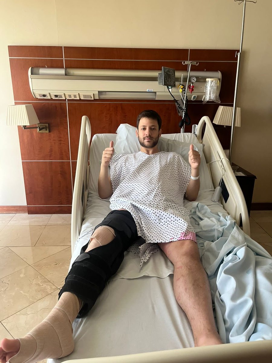 MartinReidman's tweet photo. Nace el mito. En cinco décadas les contaré a mis nietos que su abuelo estuvo a punto de jugar en la selección argentina, pero una lesión en la rodilla lo marginó por completo del fútbol. En mis recuerdos seré un crack, e inventaré destrezas y habilidades que jamas tuve. https://t.co/A4JNhIReaH