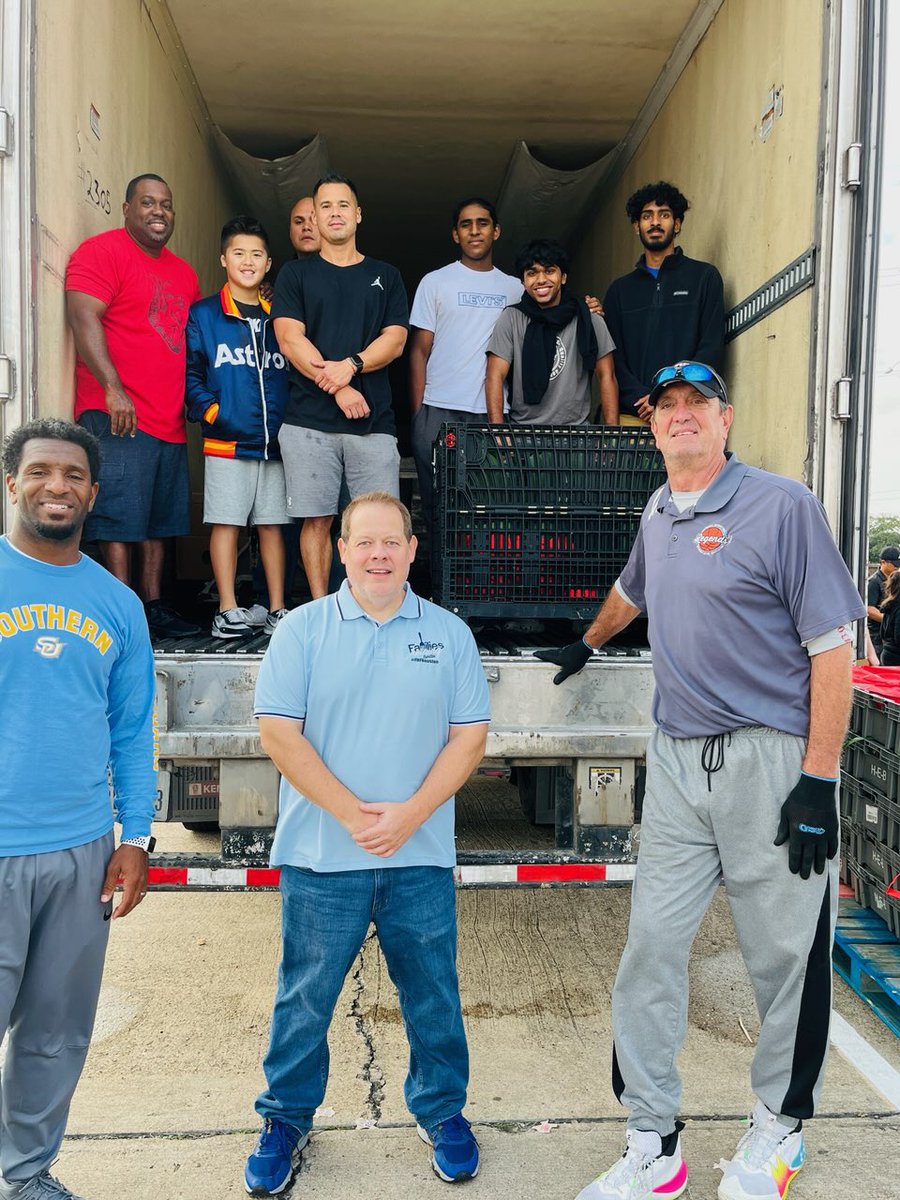 AliefISD's tweet photo. Alief ISD is grateful for the generosity of Families Helping Families and The Joint Chinese College Alumni Association. Thanks to their support, many families have a brighter Thanksgiving filled with warmth and nourishment. #WeAreAlief https://t.co/GipQl0Z5C1