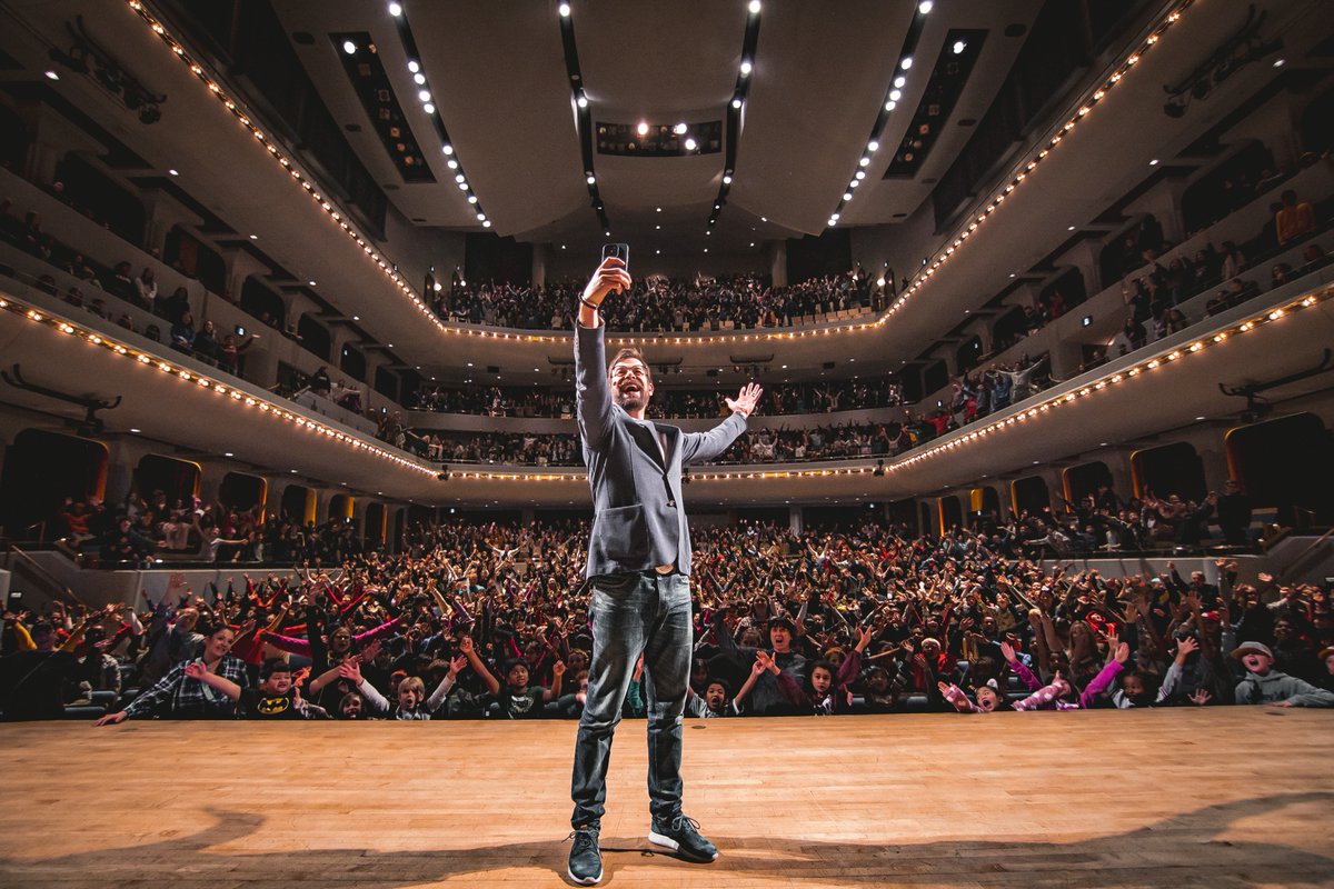 What happens when you combine 1,700 students in the #JackSingerConcertHall with a renowned #NationalGeographic Explorer? You take a once-in-a-lifetime selfie 🤳