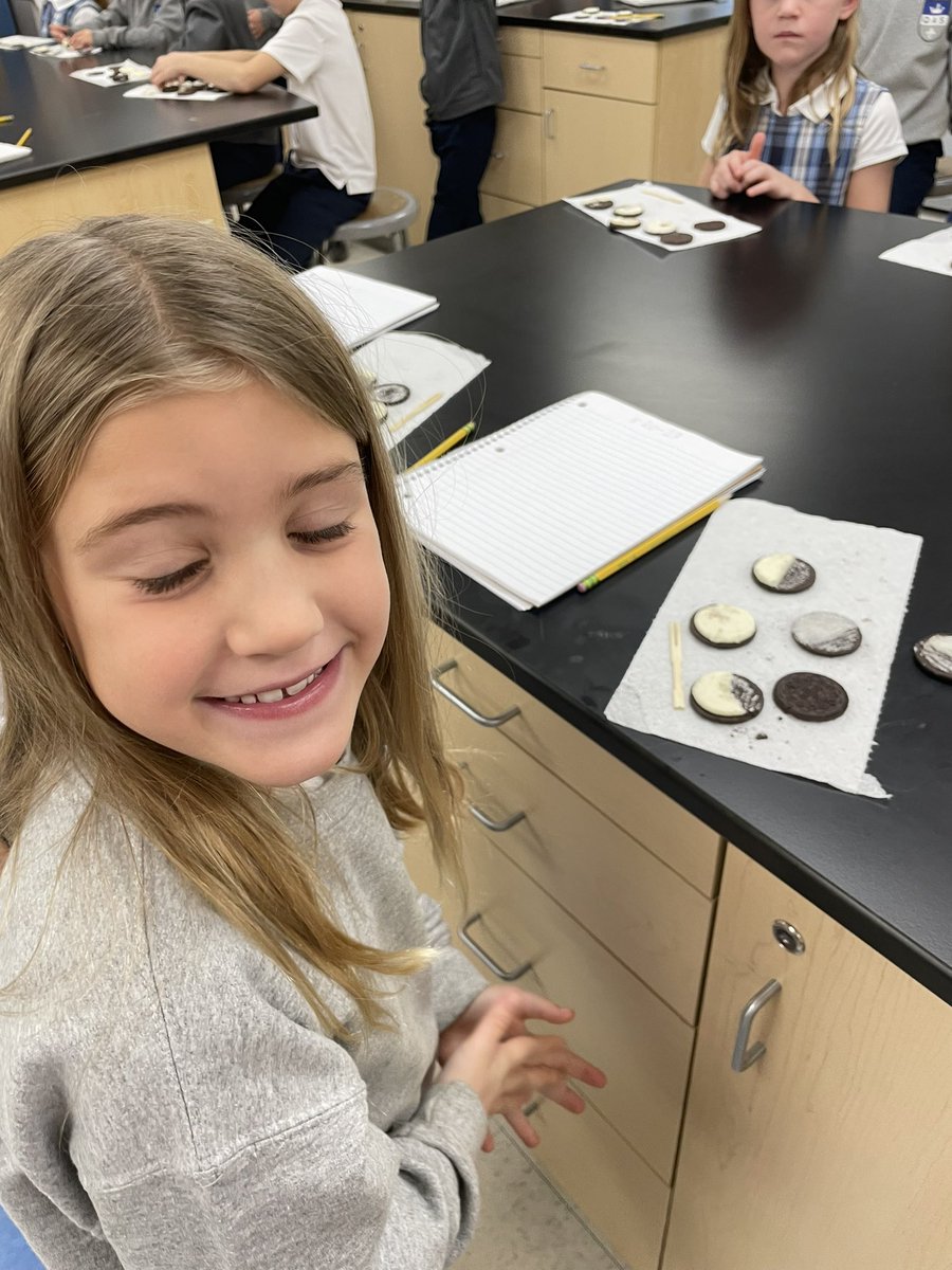 QAS1Gloe's tweet photo. Moon Phases with Oreos 🙂 Yummy! @QASSchool https://t.co/yIoVc6Q8WU
