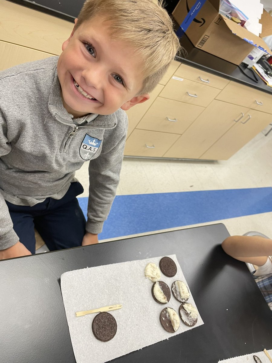 QAS1Gloe's tweet photo. Moon Phases with Oreos 🙂 Yummy! @QASSchool https://t.co/yIoVc6Q8WU