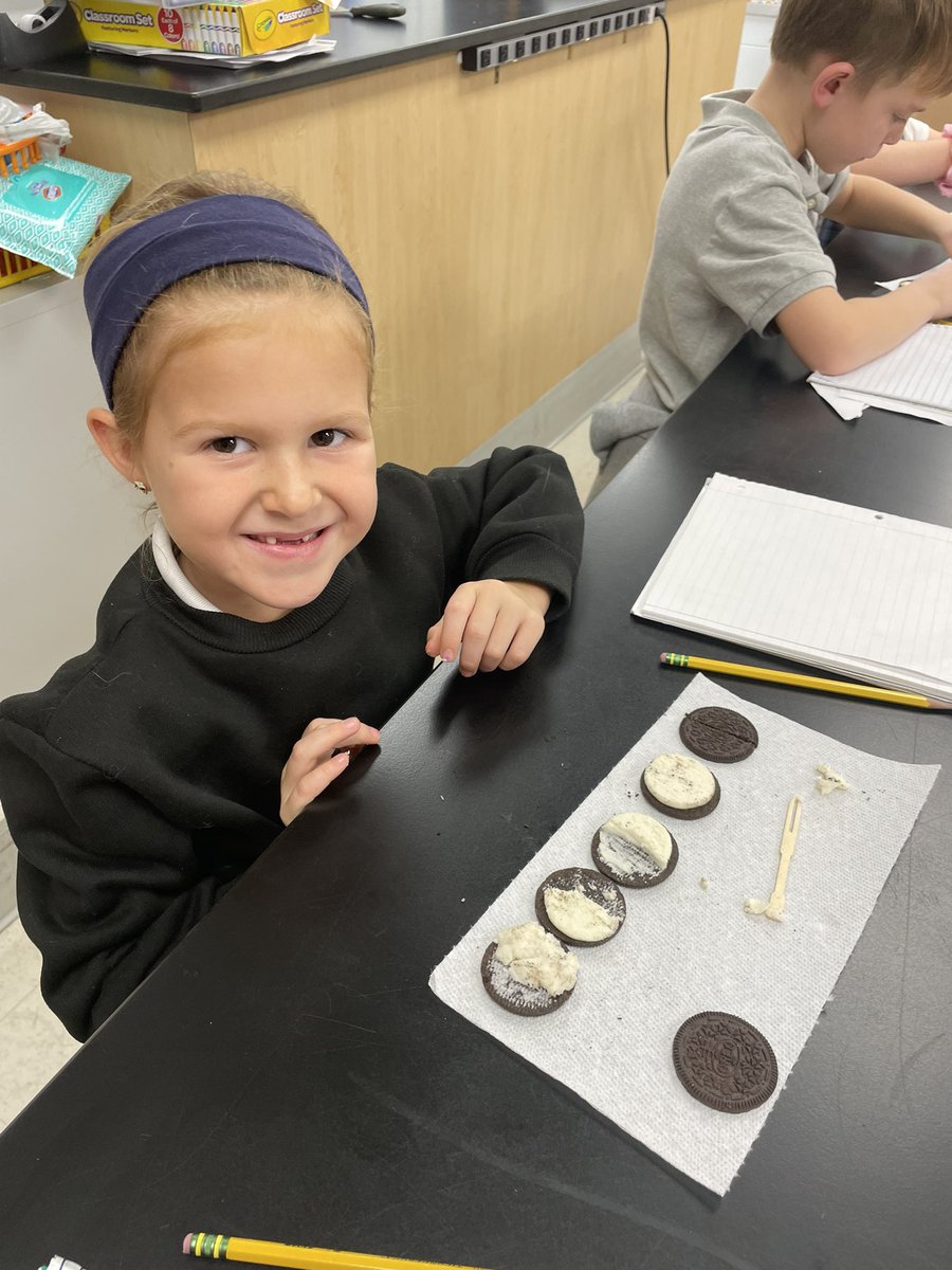 QAS1Gloe's tweet photo. Moon Phases with Oreos 🙂 Yummy! @QASSchool https://t.co/yIoVc6Q8WU