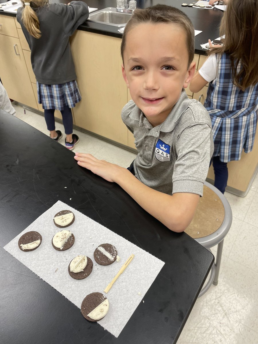 QAS1Gloe's tweet photo. Moon Phases with Oreos 🙂 Yummy! @QASSchool https://t.co/KtvuwFFhdQ