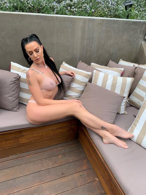 &hellip;, which pillow shouting be ??? Brown or brown white ???? https://t.co/BESqxTl0ux<a href="/tag/gb"class="tags"><span>#gb</span></a>