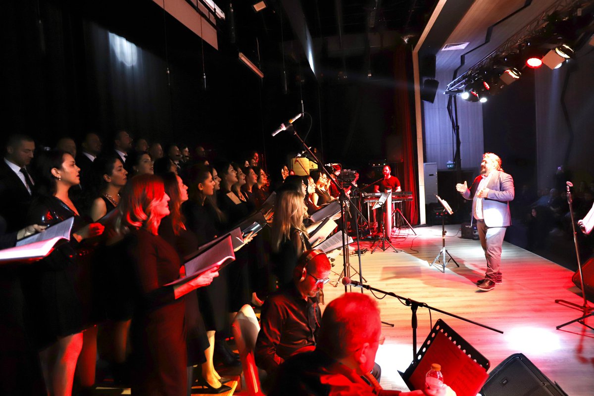 Cumhuriyetimizin 100.Yılı ve Öğretmenler Günü vesilesiyle farklı okullardan öğretmenlerimizce düzenlenen Resim Sergisi ve Öğretmenler Korosu programı Valimiz Sayın <a href="/ValiSelcukAslan/">Selçuk Aslan</a>, il protokolü, şehit aileleri, öğretmen, öğrenci ve vatandaşlarımızın katılımıyla gerçekleştirildi.