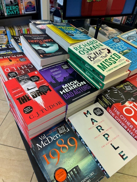 Thank you <a href="/Wimblestones/">Waterstones Wimbledon</a>, <a href="/WstonesSutton/">Waterstones Sutton</a>, <a href="/WStonesPutney/">Waterstones Putney</a> and <a href="/WstonesKingston/">Waterstones Kingston</a> for taking the time to say hello and letting me scribble on some books today! Also, brill to see The Drift in esteemed company among the paperbacks of the year! 😁