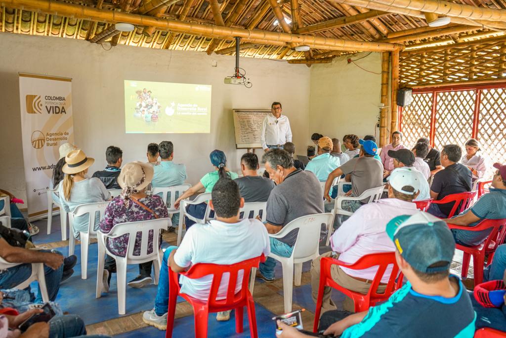 ADR_Colombia's tweet photo. Asociatividad, eje de la transformación del campo. 🌾
Desde Santander de Quilichao, #Cauca, región del primer laboratorio de paz, iniciamos el primero de cuatro encuentros nacionales #Conecta2023 🤝🏻 entre 1⃣9⃣ pequeñas organizaciones campesinas y productoras del país.🧑🌾 https://t.co/usFBPsng2m