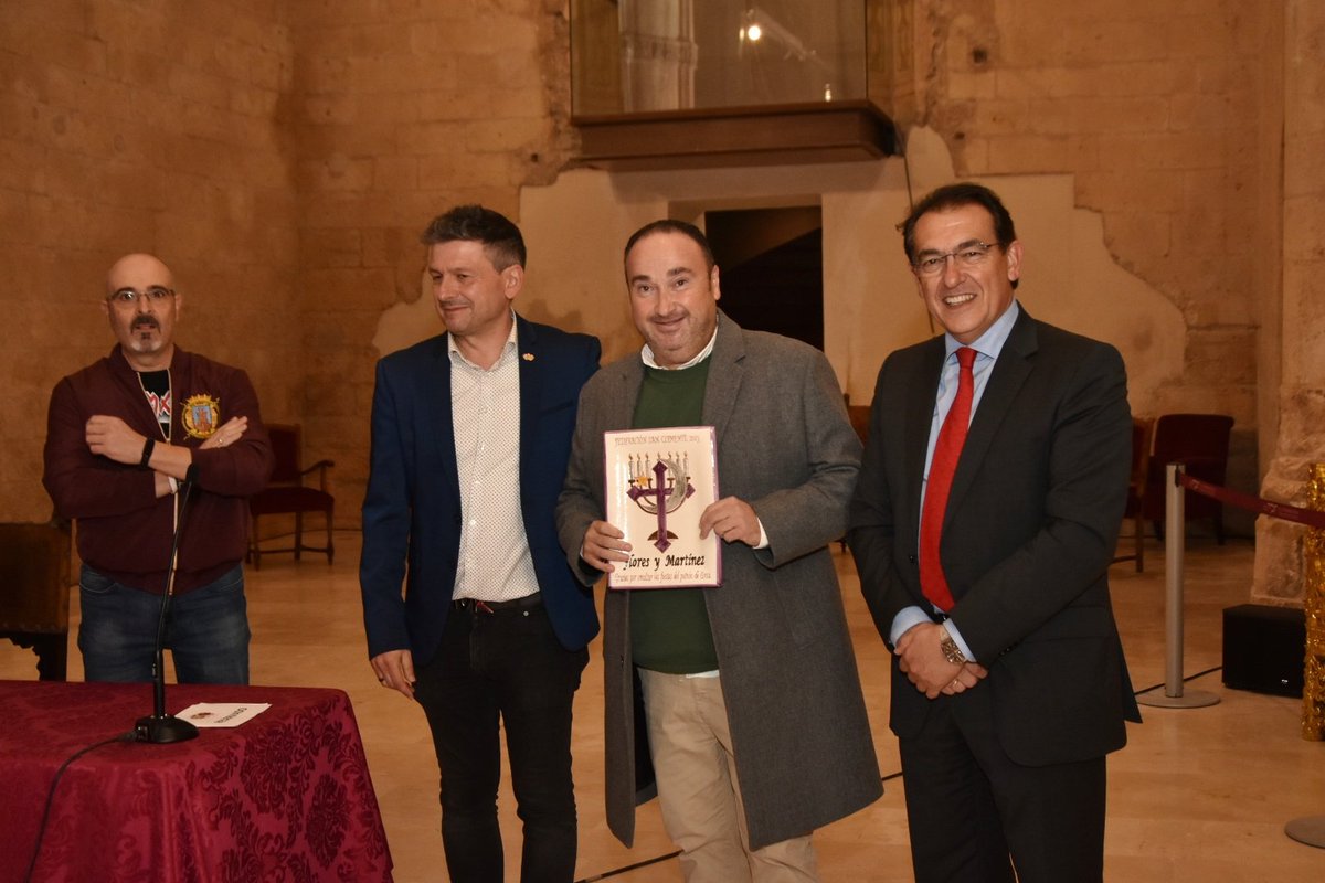 CulturaLorca's tweet photo. 📸La @SClementeLorca entrega una distinción a la empresa @joaquinflores76 por su colaboración desinteresada en la realización de trabajos en Santa María 

Tras el acto el arqueologo Enrique Pérez Richard ofrece la conferencia "San Clemente y Lorca. 75 aniversario de una talla" https://t.co/Hanmb4aznF