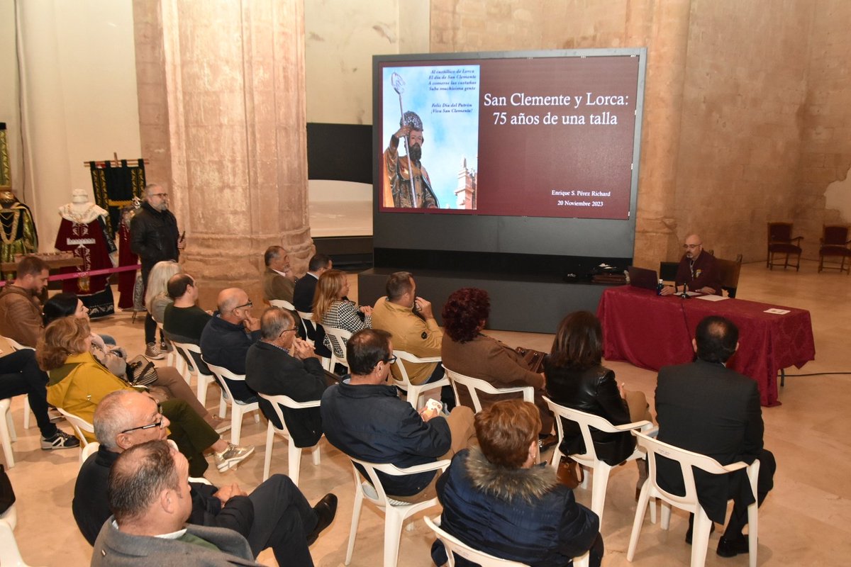 CulturaLorca's tweet photo. 📸La @SClementeLorca entrega una distinción a la empresa @joaquinflores76 por su colaboración desinteresada en la realización de trabajos en Santa María 

Tras el acto el arqueologo Enrique Pérez Richard ofrece la conferencia "San Clemente y Lorca. 75 aniversario de una talla" https://t.co/Hanmb4aznF