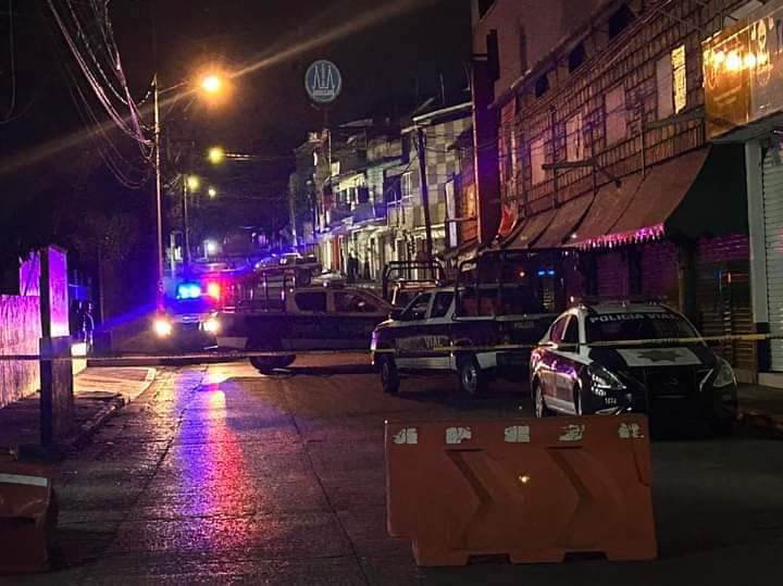 VDiazof's tweet photo. Bro.. ayer en #Cuernavaca se vivió una noche de halloween, murieron dos elementos de la policía municipal y 7 civiles en un enfrentamiento. https://t.co/ZsXsHH5tNx