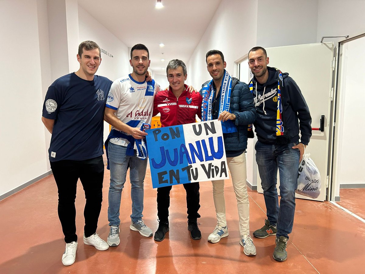 Sergio_Cast7's tweet photo. @JorgeYepes01 @JuanluA910 @ManzanaresFS @gustavomunana @relevo @CandelasJr @cancho11 @Anefs @beltran_marcel Vaya maravilla… ¡¡Pon un Juanlu en tu vida!! Enhorabuena por el reportaje. https://t.co/2j16FVbZdM