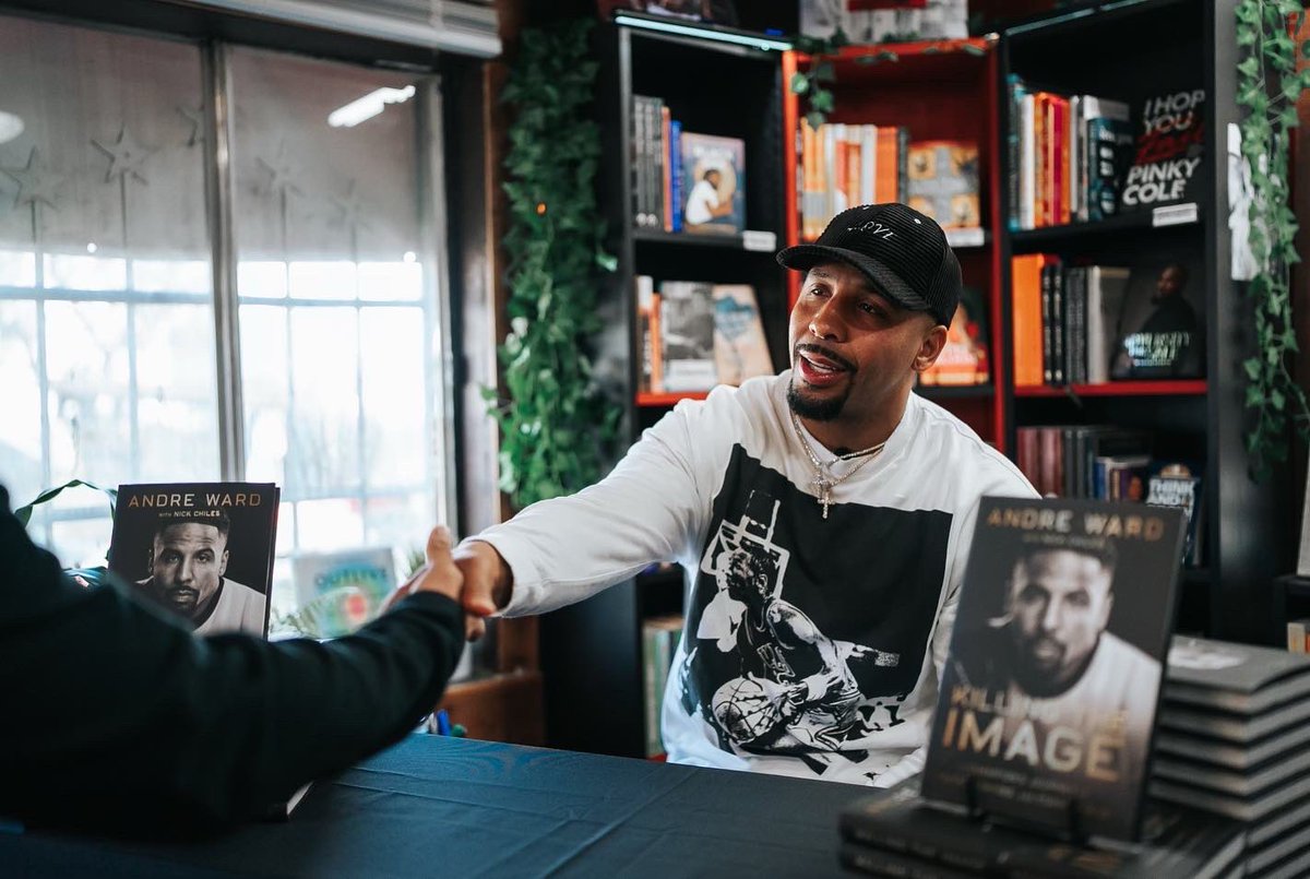 andreward's tweet photo. Appreciate everyone who came out to @analogdope Bookstore in Vegas for my book signing. We had real conversations and some great testimonies from my book. 

#KillingTheImage is on the move.
Grab your copy now at everywhere books are sold and the link in my bio. https://t.co/ijc4CZknNo
