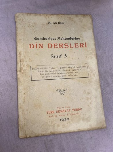 umtdogan71's tweet photo. 8⃣- Cumhuriyet Mekteplerinde Din Dersleri

İlk baskısı 1929 yılında Türk Neşriyat Yurdu tarafından yapılan kitap, M. Ali Rıza tarafından yazılmıştır. Millî Talim ve Terbiye Dairesinin 7.8.1928 tarihli ve 145 numaralı kararıyla ilkokullarda ders kitabı olarak kabul edilmiştir. İlkokulların 3, 4, ve 5. sınıflarında okutulan kitap, 1930 ve 1949 yıllarında tekrar baskıya girmiştir.