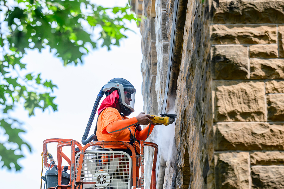 A major restoration of historic Altgeld Hall includes removing the buildup of soot on the sandstone exterior, replacing the mortar and making structural improvements. 

▶️go.illinois.edu/RenovatingAltg…