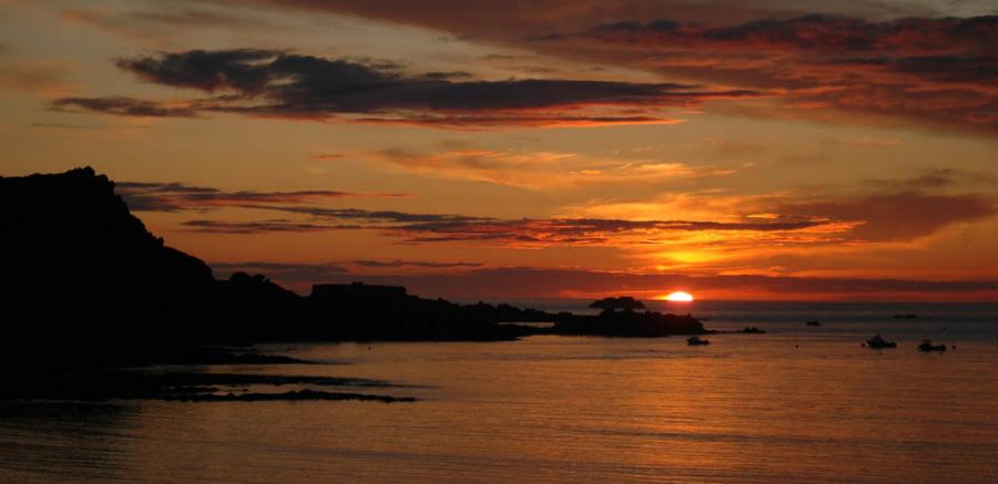 yv5ao's tweet photo. GU4CHY Guernsey Island. From https://t.co/eiPkPvWKdU https://t.co/USPerfdCZA https://t.co/Zvw55YDQOc