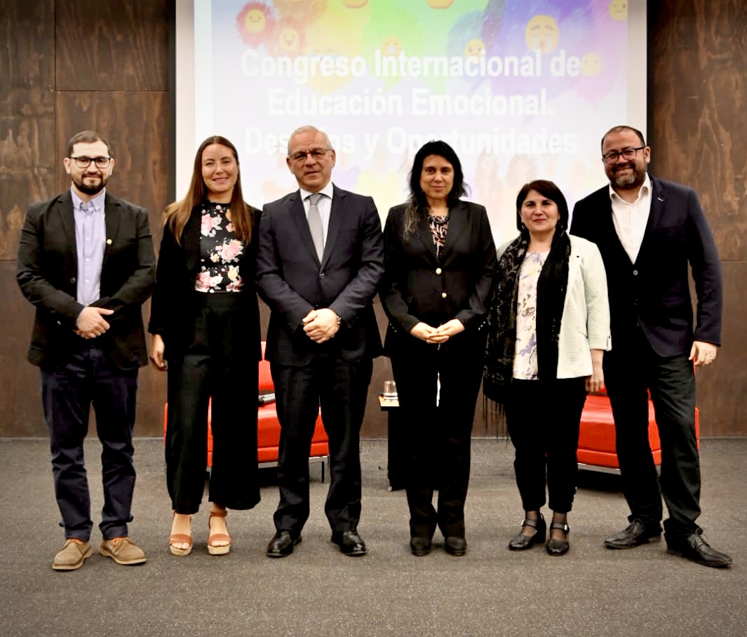 Abriendo el I #Congreso Internacional «#Educación #Emocional: Desafíos y Oportunidades» —<a href="/psjmartinez/">Jonathan Martínez-Líbano</a> y <a href="/MariaYeomans/">Maria Mercedes Yeomans Cabrera</a> — en @fecsunab , en conjunto con la <a href="/UniversidadBio/">Preuniversitario Universidad del Bío-Bío</a> y <a href="/UDLA_CL/">UDLAChile</a> 
<a href="/SaludSocUDLA/">Facultad de Salud y Ciencias Sociales UDLA</a> <a href="/UDLAInvestiga/">Investigación UDLA</a> 

#SaludMental #EducaciónEmocional #Unab #Udla  #biobio #Concepcion