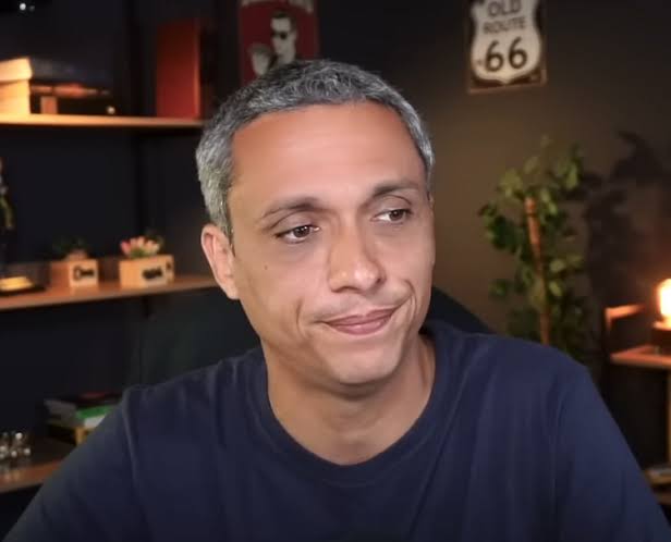 COMUNICADO: a PGR acabou de pedir a PRISÃO E A CASSAÇÃO do deputado bolsonarista Gustavo Gayer por racismo e injúria no caso em que ele falou sobre o QI dos africanos. Eu fui o responsável por fazer o corte em um Podcast de extrema direita e dar publicidade ao ocorrido. Queria