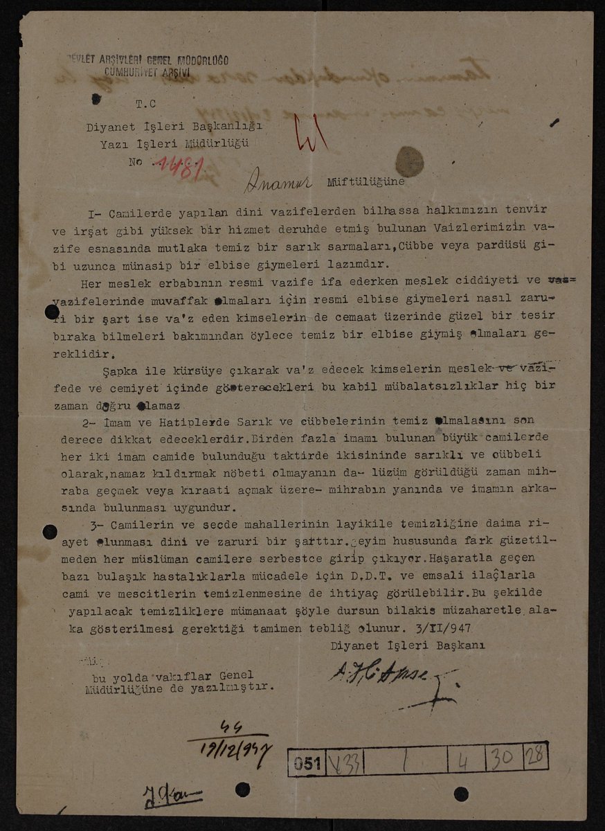 umtdogan71's tweet photo. 🔟- İbadet etmeyi kolaylaştıran Atatürk. Hatta İnönü.

Atatürk’ün ibadet etmeyi yasakladığına dair değil belge, en ufak bir emare bile yoktur. Tam tersine Atatürk, Türk milletinin rahatça ibadet etmesi için kafa yormuş, bu noktada önemli adımlar atmıştır. Laiklik ilkesi zaten bütünüyle bireyin rahat ibadet edebilmesini teminat altına almaktadır. Buradan bile Atatürk’ün ibadet karşıtı olmadığını anlayabiliriz. Ancak biz Atatürk’ün ibadeti yasaklamadığına, hatta halkın ibadet etmesini kolaylaştıracak çözümler düşündüğüne dair somut örnekler de vereceğiz. 

1929 yılından itibaren Çankaya Köşkü İkinci Kâtibi olarak Atatürk’ün hizmetinde bulunan Zühtü Uray anlatıyor:

“Aksaraylı Hafız Yaşar isminde bir hafızı vardı. Zaman zaman onu çağırır, Kur’an okutur, mevlid okuturdu. Camilerde namazda secdeye baş konan yerleri ayak basılan yerlerden ayırıp temiz kalması için tertipler hazırlamıştı. Bu çabaları dine de ne kadar ehemmiyet ve kutsiyet verdiğini gösterir.” 

Zühtü Uray’dan bu bilgileri aldıktan sonra, Atatürk’ün camilerde secde yerlerinin temiz tutulması için hazırladığı tertiplerin neler olabileceği konusunda bir arşiv araştırması yaptım. Atatürk, camilerin temizliği meselesini Diyanet İşleri Başkanlığıyla görüşmüş, il ve ilçe müftülüklerinin camilerin secde yerlerinin temizliğine dikkat edilmesi konusunda uyarılmasını sağlamıştı. Dahası var. Diyanet İşlerinin camilerin temizliği konusundaki hassasiyeti Atatürk’ün vefatından sonra da devam etmişti. Görmüş olduğunuz belge 1947 yılına, İsmet İnönü’nün cumhurbaşkanı olduğu döneme ait. 3 Aralık 1947 tarihli belgede Diyanet İşleri Başkanı Ahmet Hamdi Akseki’nin camilerin ve secde mahallerinin yanısıra imamların sarık ve cübbelerinin temizliğinin dinî ve zaruri bir şart olduğu konusunda Müftülükleri uyardığını görüyoruz.