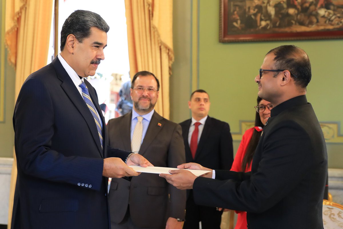 Recibí en el Palacio Presidencial de Miraflores las Cartas Credenciales del Embajador designado de la República de la India, Ashok Babu. Con esta hermana nación estamos avanzando bajo los principios de la cordialidad, la cooperación, la hermandad y el respeto compartido. Es la…