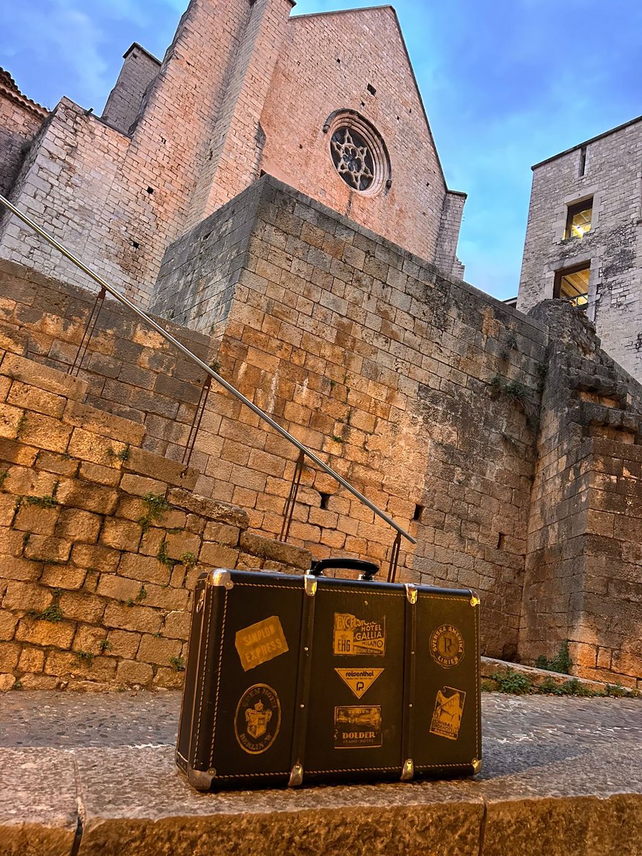 LaImmaculadaVD's tweet photo. La #maletadartista viatja fins a Girona! Avui hem estat a la universitat d’Educació i Psicologia de Girona, mostrant “L’art per aprendre” amb els petits de l’escola. Un plaer connectar amb els/les futurs/es mestres! Gràcies Laura! https://t.co/MSPEm38NTs
