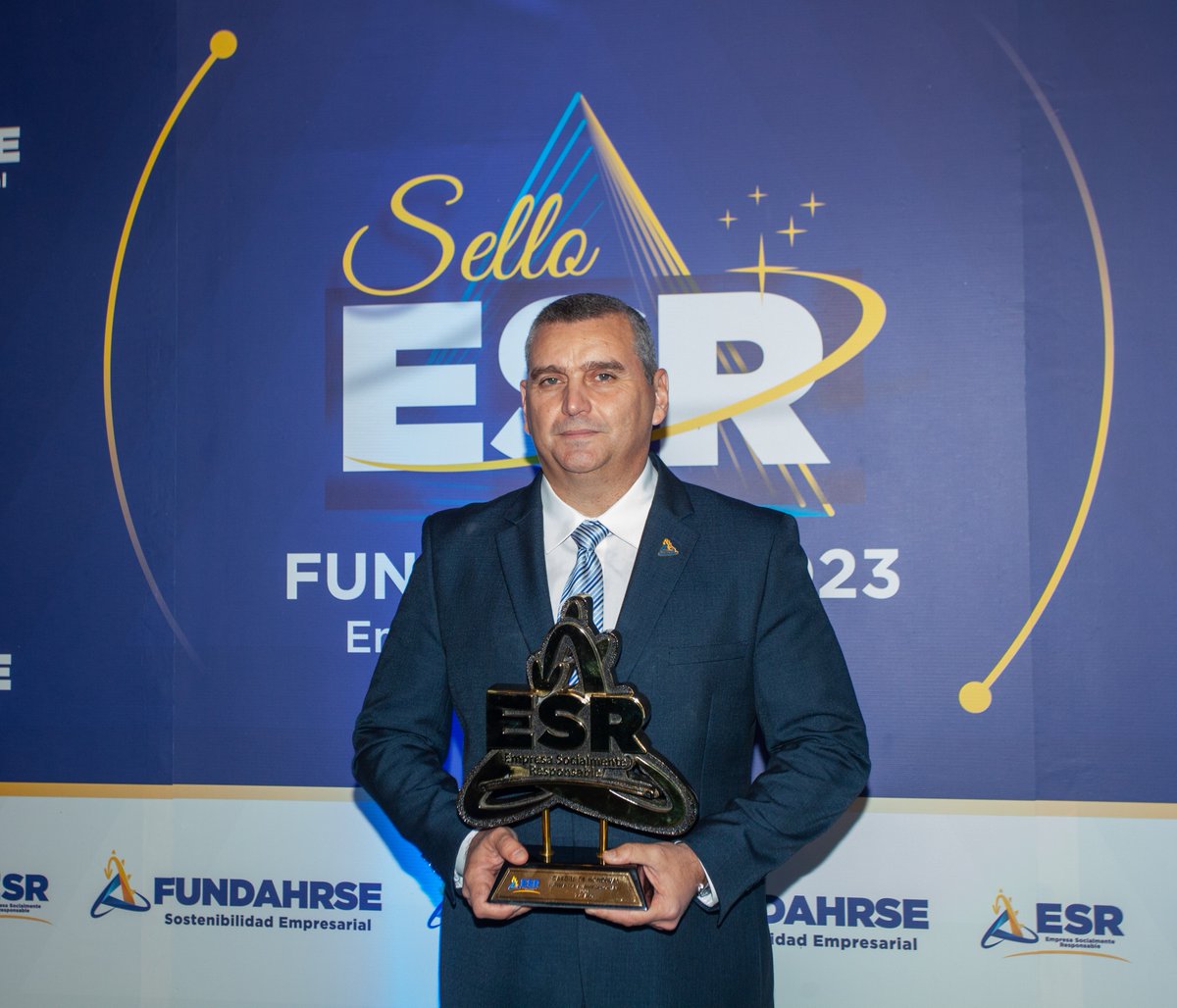 enter504's tweet photo. #Empresarial Cargill de Honduras recibe el Sello FUNDAHRSE como Empresa Socialmente Responsable por decimoséptimo año consecutivo         #Cargill #RSE #SelloESR #FUNDAHRSE #Honduras #Empresas #Sostenibilidad   
https://t.co/2Q97FI7YE0 https://t.co/Mmg3TlypE7