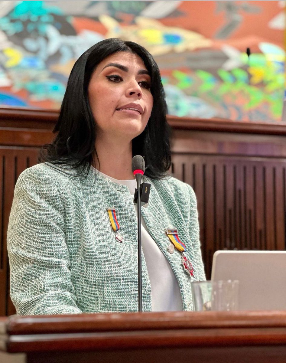 OProtocolo's tweet image. En el salón Elíptico, del Capitolio Nacional, El H. Representante, Dr. Armando Antonio Zabarain, exaltó públicamente, con la Condecoración Orden de la Democracia Simon Bolivar, en el grado Cruz Oficial, a la Médico Ecuatoriana, Doctora María José Agusto Álvarez.