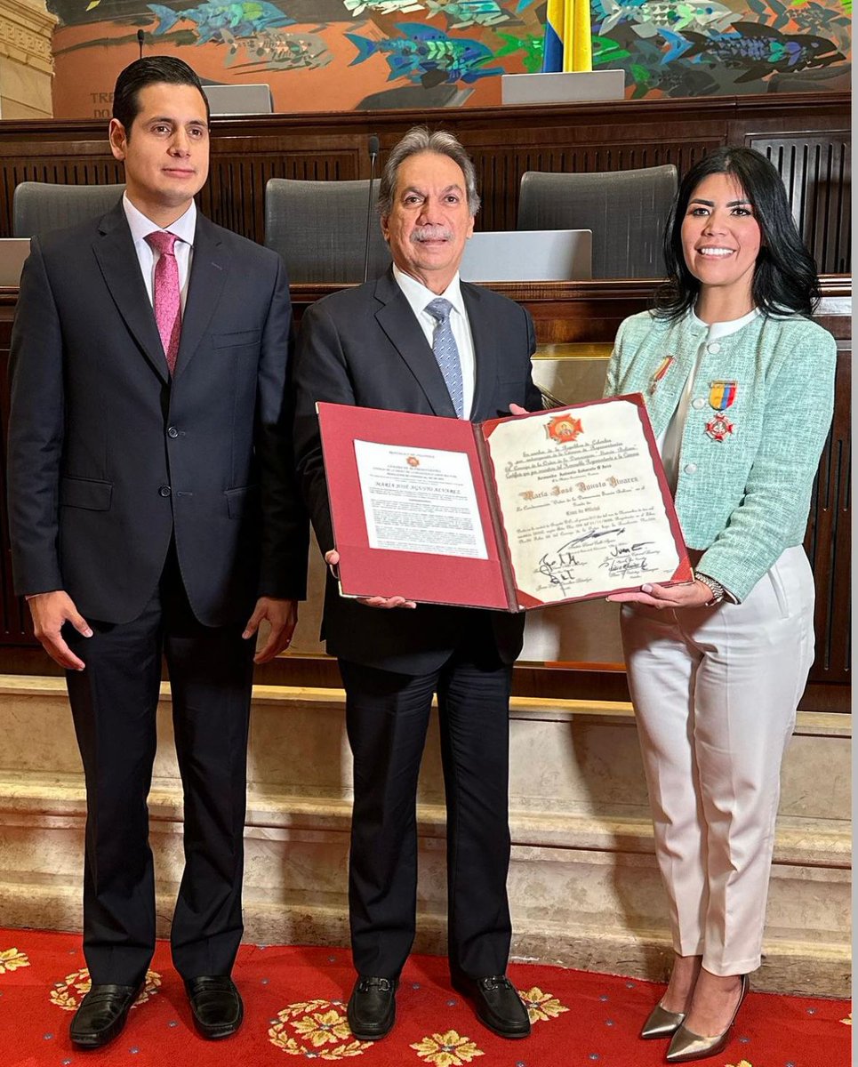 OProtocolo's tweet image. En el salón Elíptico, del Capitolio Nacional, El H. Representante, Dr. Armando Antonio Zabarain, exaltó públicamente, con la Condecoración Orden de la Democracia Simon Bolivar, en el grado Cruz Oficial, a la Médico Ecuatoriana, Doctora María José Agusto Álvarez.
