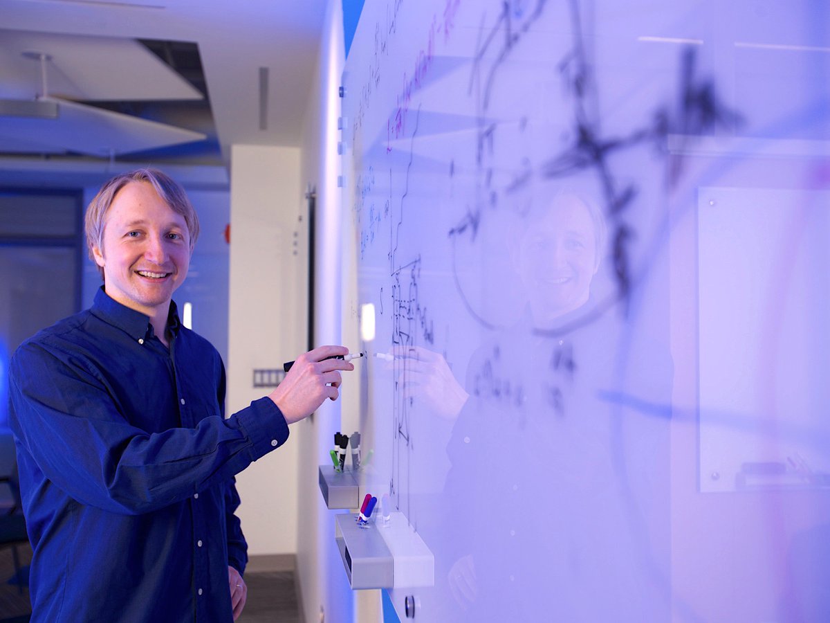 JointQuICS's tweet photo. #QUICS Fellow Alexey Gorshkov is working with other researchers to explore how quickly information can travel through collections of quantum particles. His recent findings were published in the highly selective journal @PRX_Quantum.
Read more: https://t.co/Uh5fmc1cso https://t.co/GAAhjATYD6