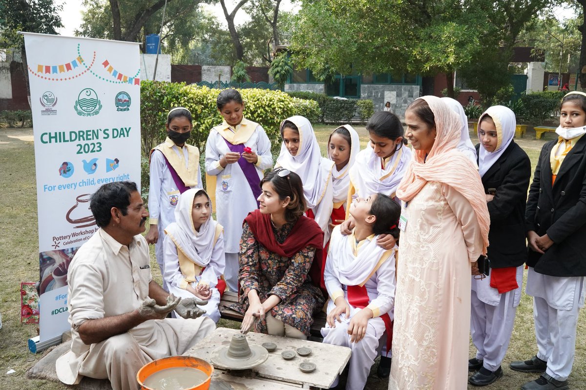 On this #WorldChildrenDay, Office of @DCLahore/ Administrator @McLahore  organised activities under theme “For Every Child, Every Right” at government schools. 

A series of activities which will continue for next 10 days. 

Activities include;

1- Health & hygiene awareness,…