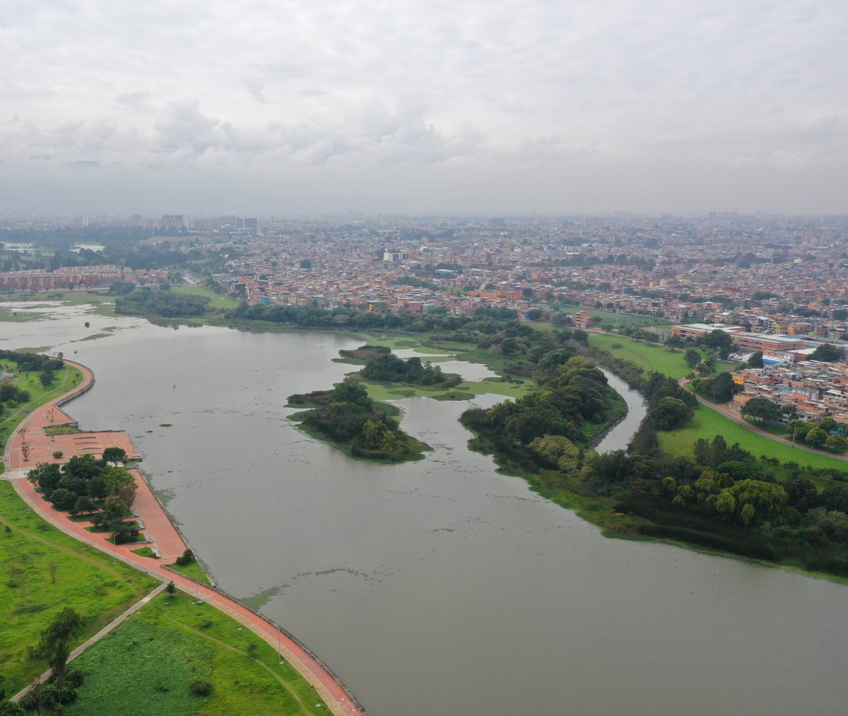 AcueductoBogota's tweet photo. ¿Quieres conocer los resultados de la colaboración entre @el_BID y nuestra Empresa durante el periodo 2020-2023?

Conéctate al #ForoBogotáAzul 💧🍃
⬇️

🗓️NOV22
⏰ 8AM
🔴Facebook: https://t.co/sXTIqZw7JR
🔴 YouTube: https://t.co/tkWsTvw8dQ

Más info: https://t.co/nWq0mQrg00 https://t.co/mLczC29x8G